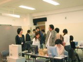 �摜���������Ă���l�q�����w�B